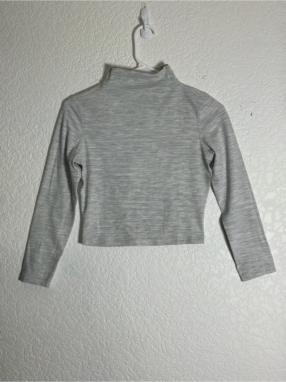 Lululemon Light Gray/White Mock Neck Long Sleeve Cropped Active Top Small?